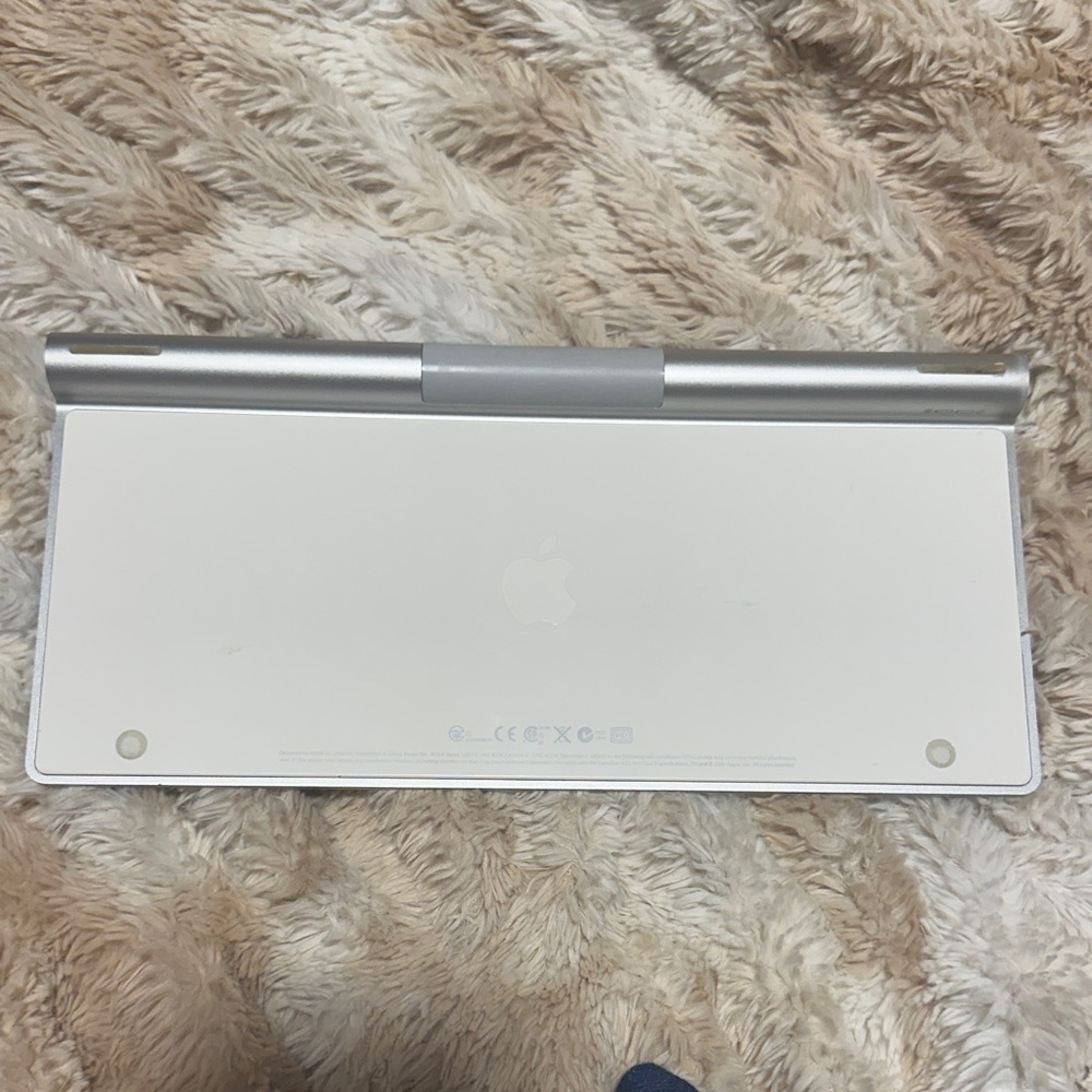 Apple Silver Wireless Keyboard - Picture 2 of 2